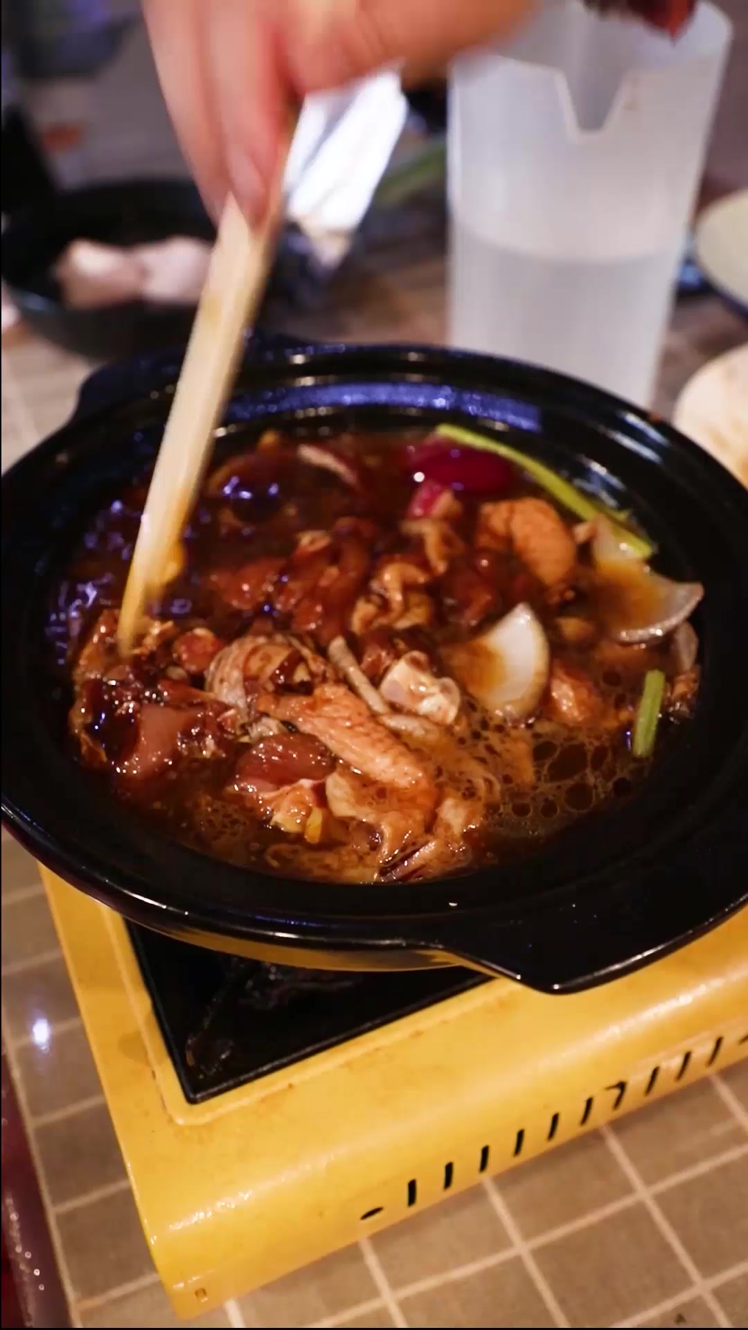 嘉玲问润仟祥瓦香鸡生意好么?德华说瓦香鸡米饭还是润仟祥好吃