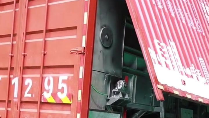 【广州上线全国首辆垃圾分类减量车!每小时精准处理2-3吨】近日,全国首辆垃圾分类减量车在广