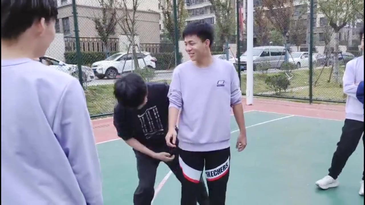 &nbsp;结束了一天的训练,南京电竞天团的少年们开始了一天最快乐的团队运动时间。打篮球无疑是男孩子