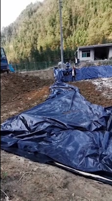 鱼池铺设防渗膜,效果不错