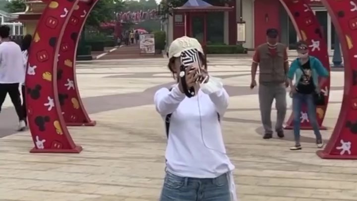 【上海迪士尼门票首次低于半价,网友:迪士尼在逃公主终于可以回家了】近日,上海迪士尼首次推出