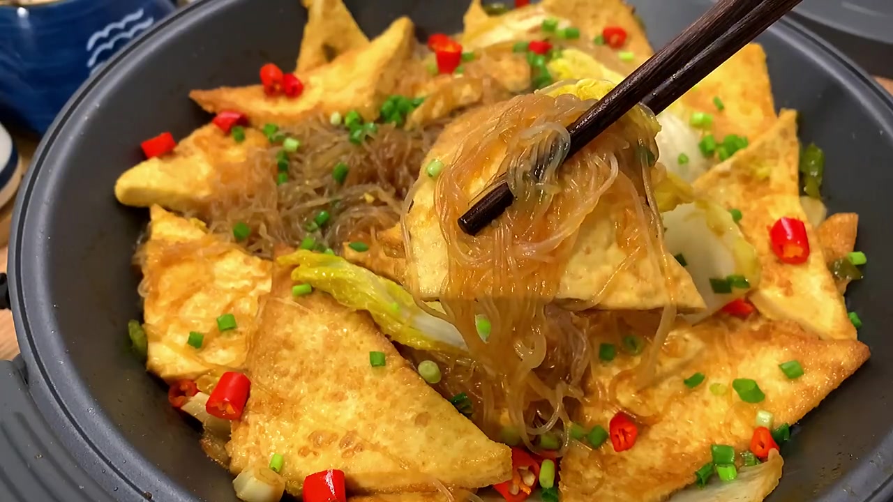 家常豆腐粉丝煲这样做,滑嫩鲜香又入味,热气腾腾,吃着暖和@百度动态 @味儿之道 @好看视频