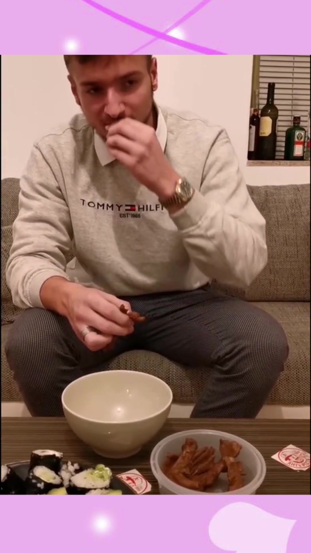 老外第一次尝试中国辣卤鸭掌,表情太高能了,毕竟他们的世界没有