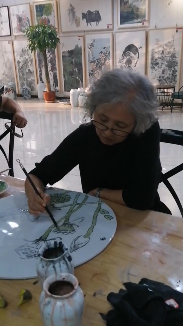 艺术家在陶瓷上画画,看老师认真的模样,相信完成后又是一个大作