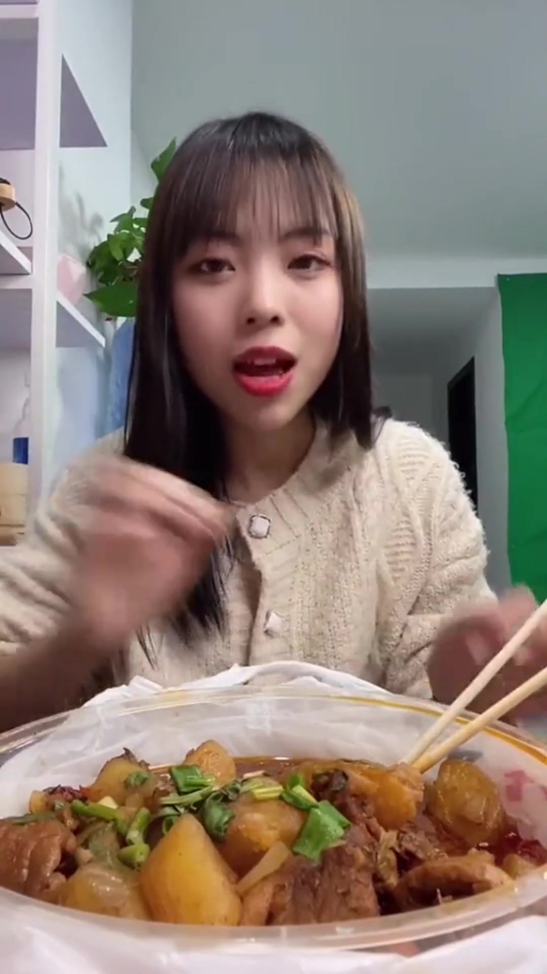拼大盘鸡吗?一人一口,大盘鸡是我的,其他配菜都归你!