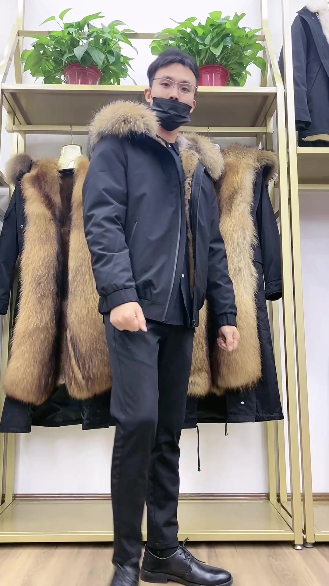 皮草派克服款式种类繁多,小夹克款再配上大毛领,穿起来怎么样?