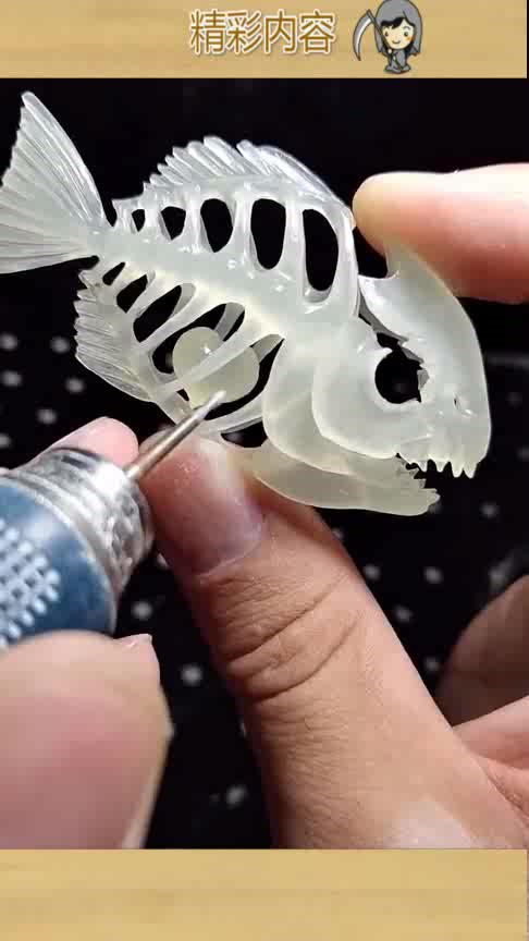 这样一个鱼骨头,竟然是这样雕刻的,一看就是大师级的手艺