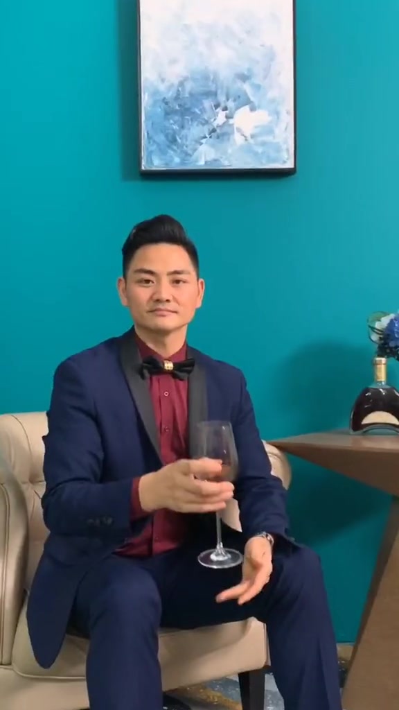 红酒杯怎么拿,商务社交场合一定不要拿错