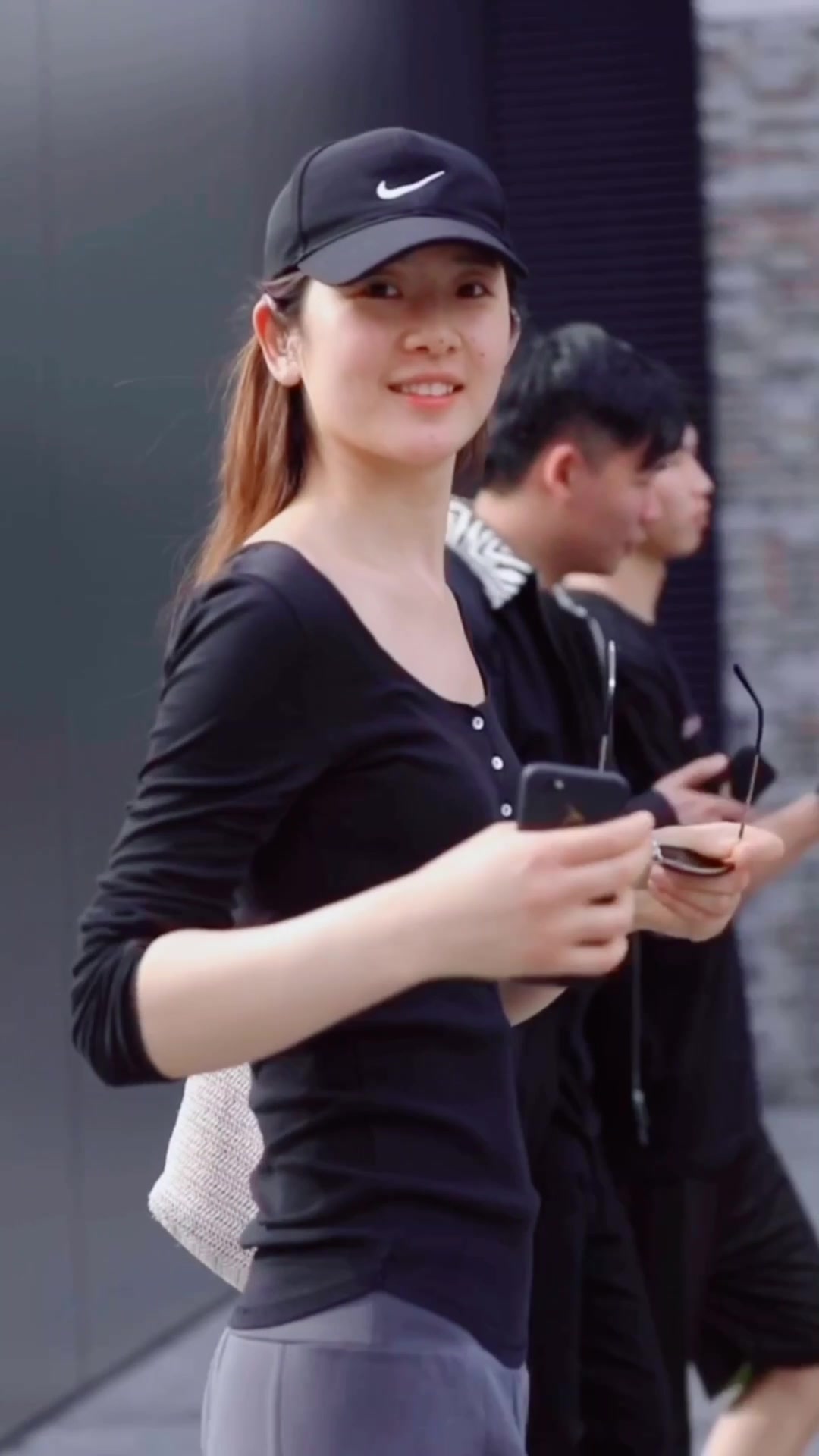 街拍穿搭:姑娘说完全没化妆,所以鸭舌帽黑超遮脸