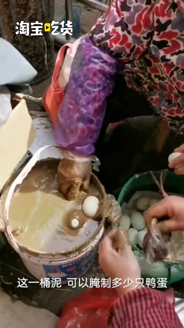 冒油的高邮咸鸭蛋,黄泥腌制才正宗