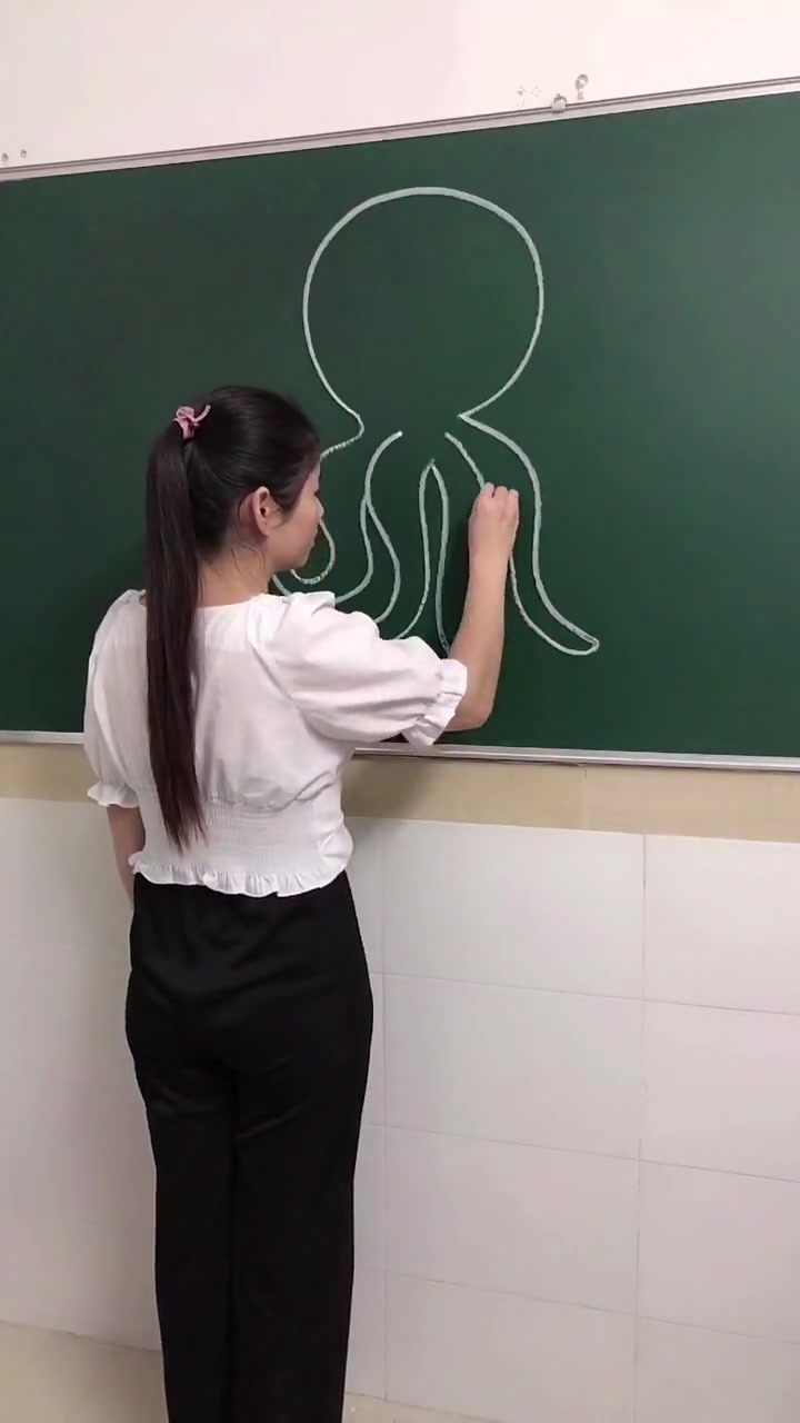 幼师在黑板上画八爪鱼,独特的画功,一定能领到不平凡的工资