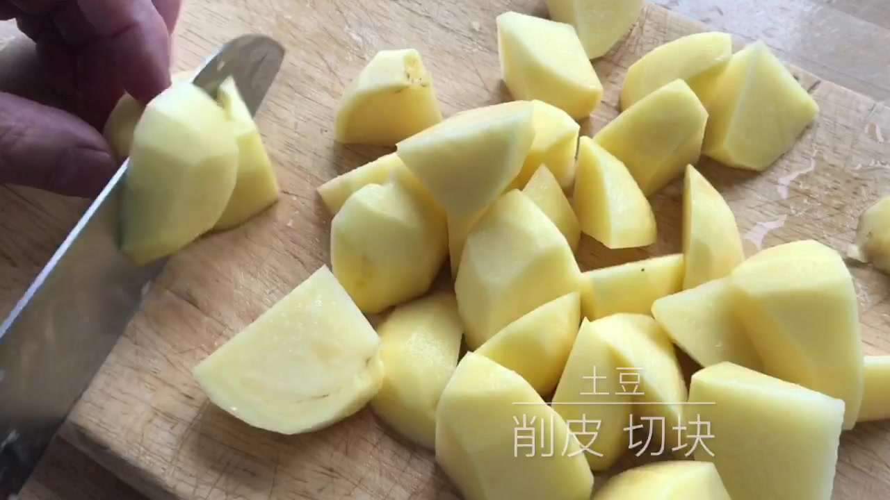 提到三文鱼大家马上就会想到刺身、寿司,但在盛产三文鱼的产地挪威,他们却有不同的吃法:就是将