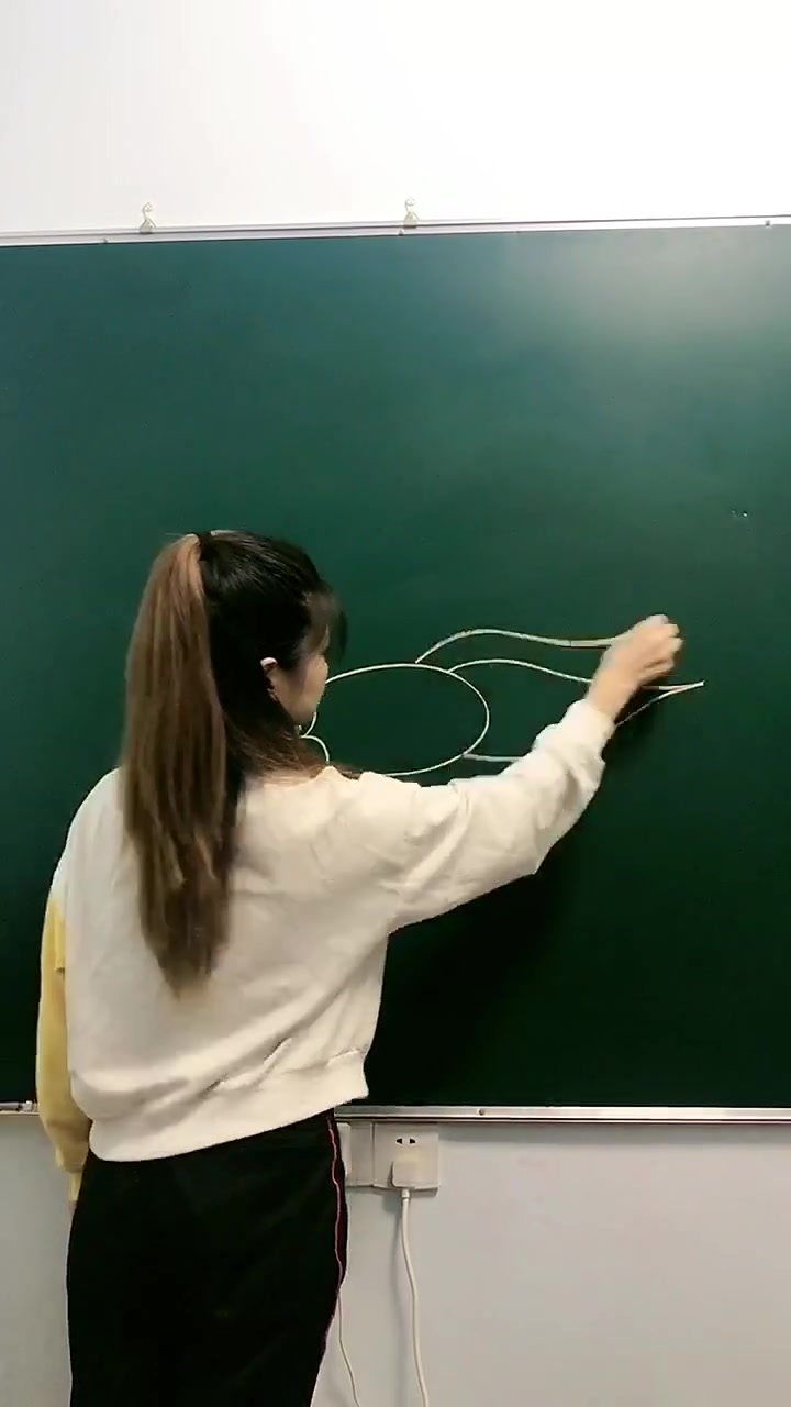 幼师在黑板上画的鱼,让我看一眼就敬佩,这才是个好老师!