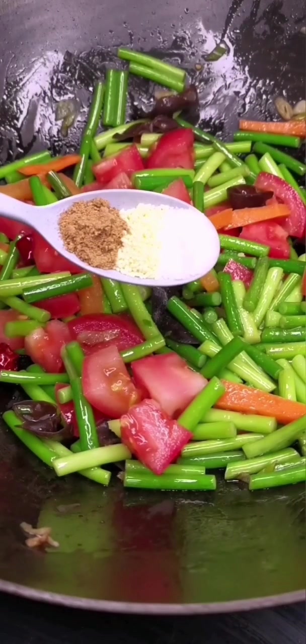 家常蒜苔木耳炒鸡蛋做法教程