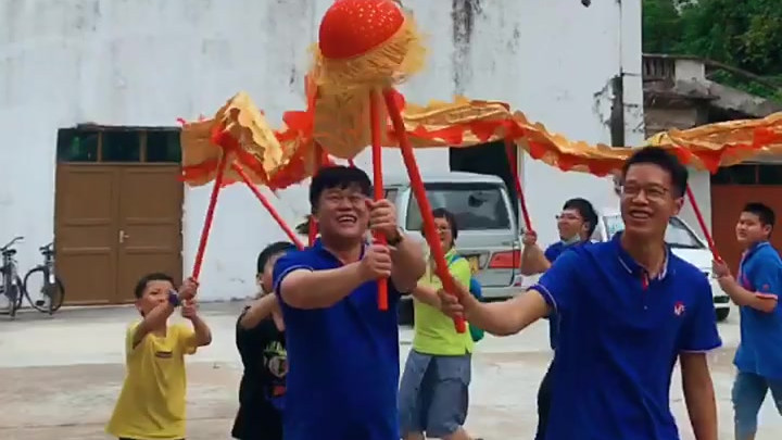 带孩子玩自己童年的乡村游戏,重温童年时光,才知道童年记忆没有走远只是给岁月封存了。位于佛山