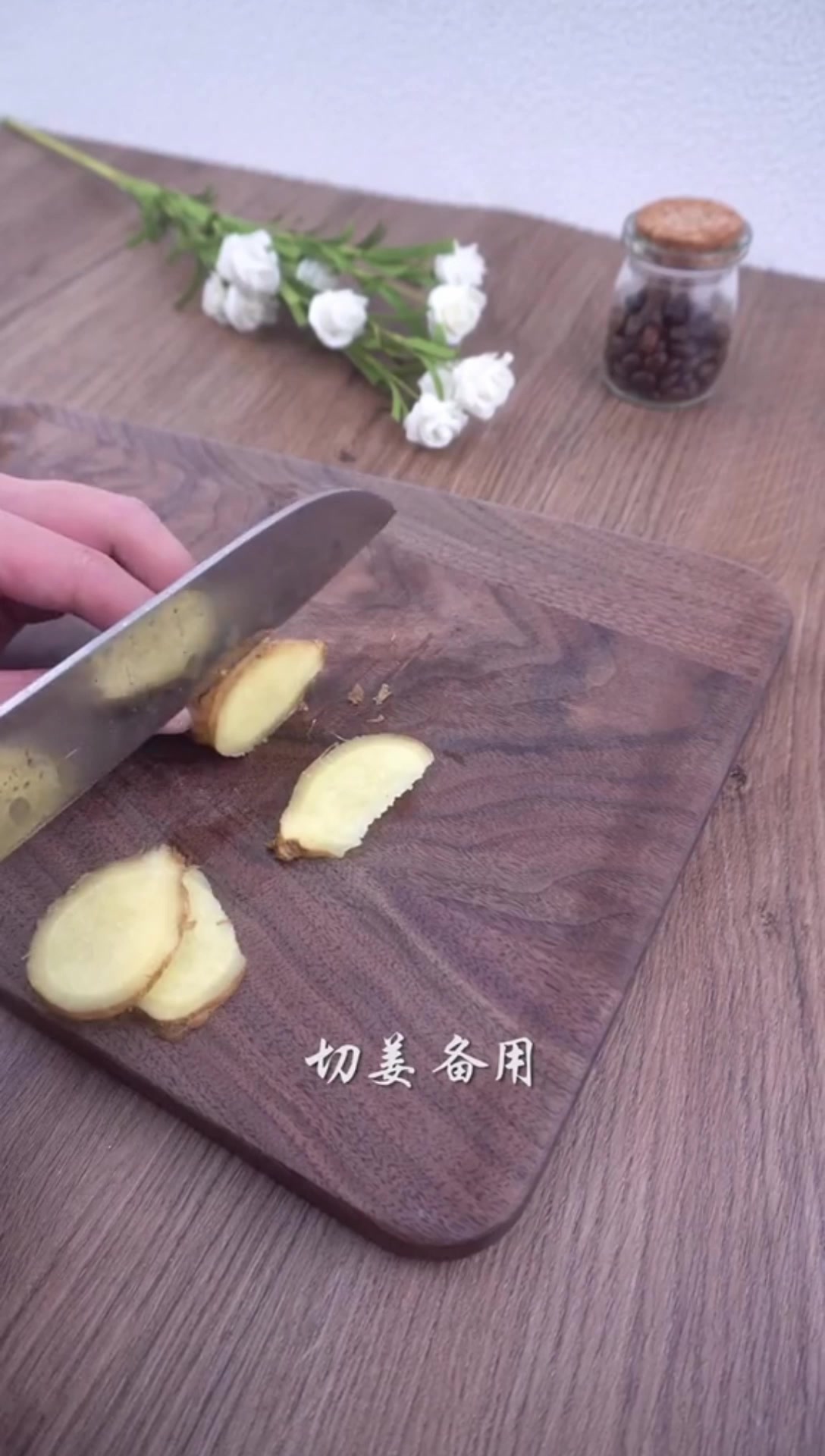 小小吃货翠花分享——莲子红枣猪蹄汤活血美容养颜美食