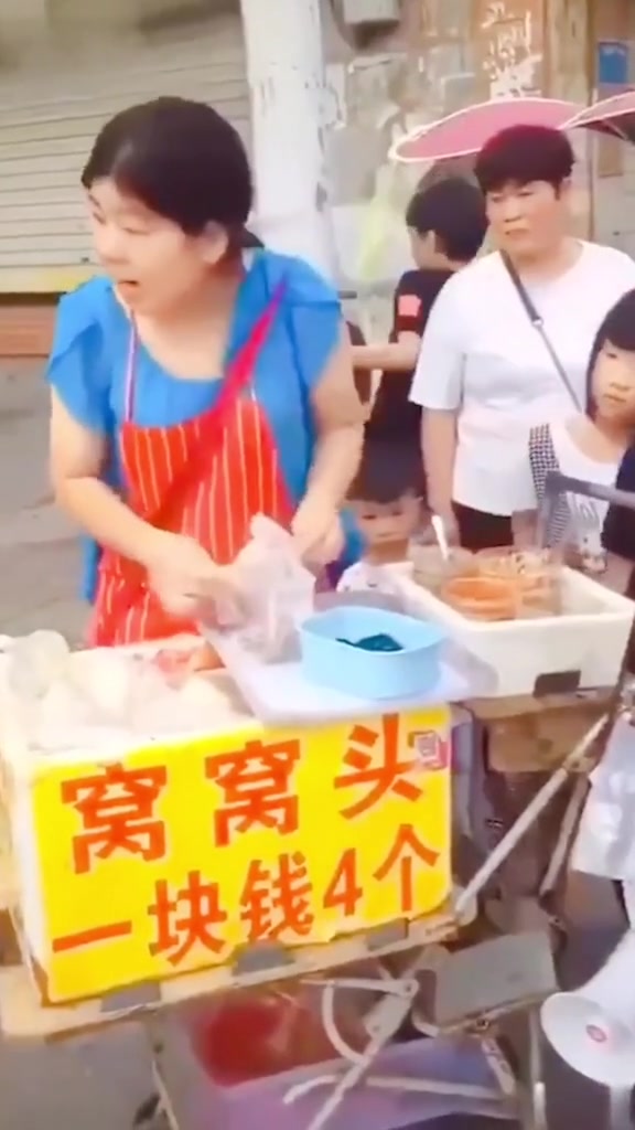 万恶之源又来了窝窝头一块钱四个嘿嘿搞笑_DY
