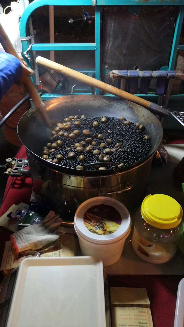 传统手艺炒板粟,功夫深