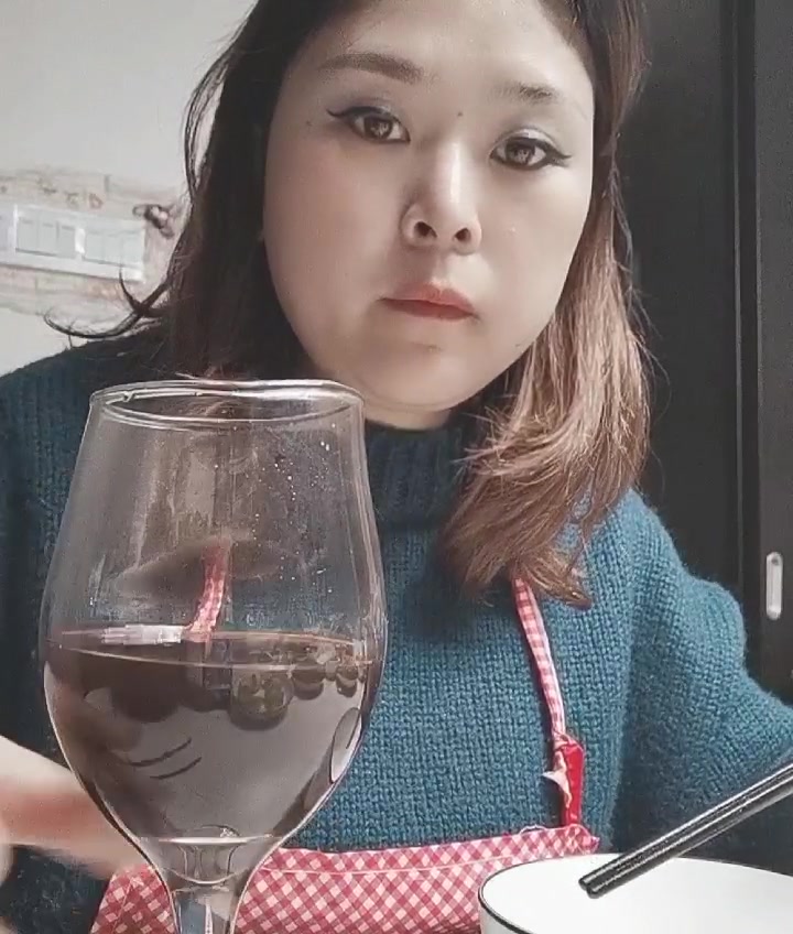 美花生米配葡萄酒,瘦肉配高笋,一醉解千愁