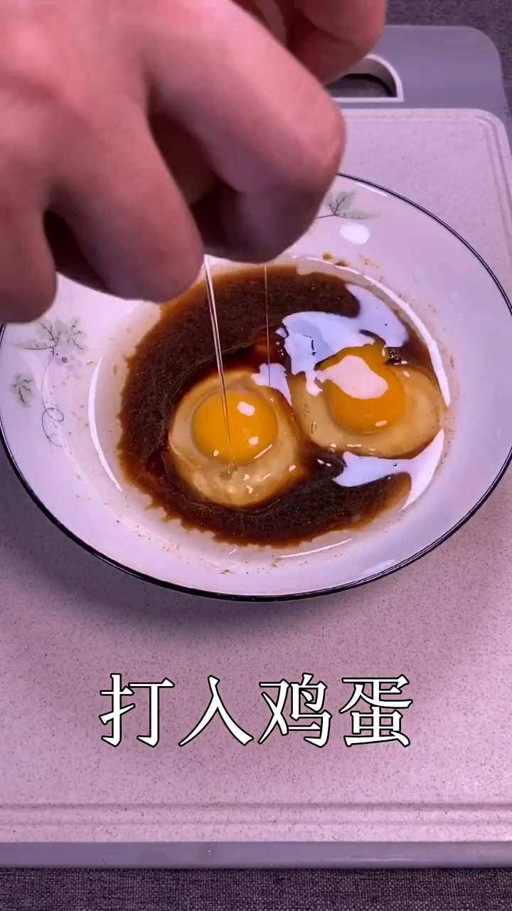 荷包蛋的新做法,上锅蒸一蒸,既当菜又当饭