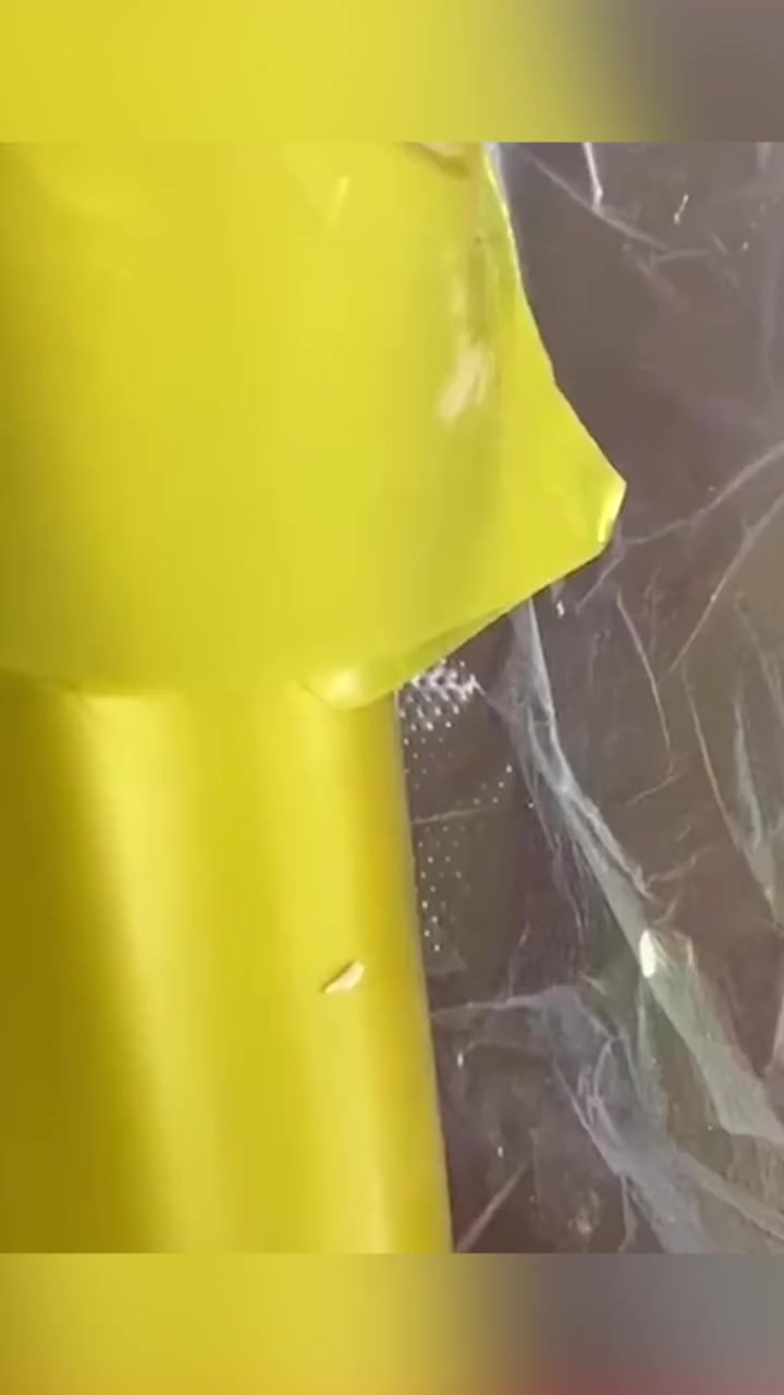 男子咬开火腿肠发现生蛆,索赔两千遭拒