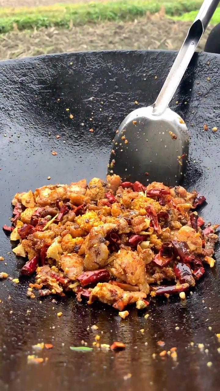 农村的大妈做鱼泡和鱼籽,盛出锅的那一刻,我能吃三个煎饼