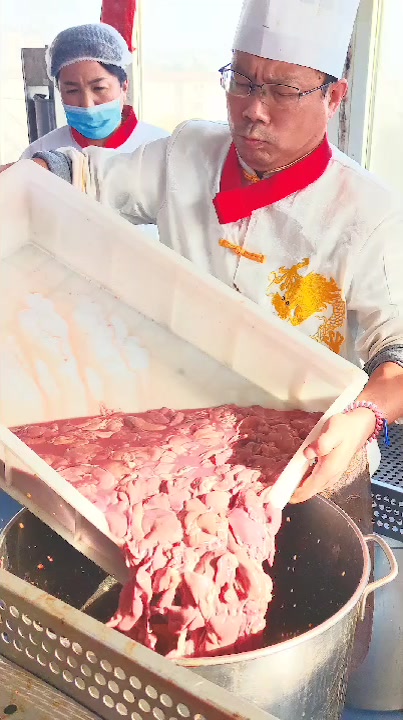带徒弟做的鸭肝,价格不贵口感软糯特好吃,这是熟食店的爆款产品