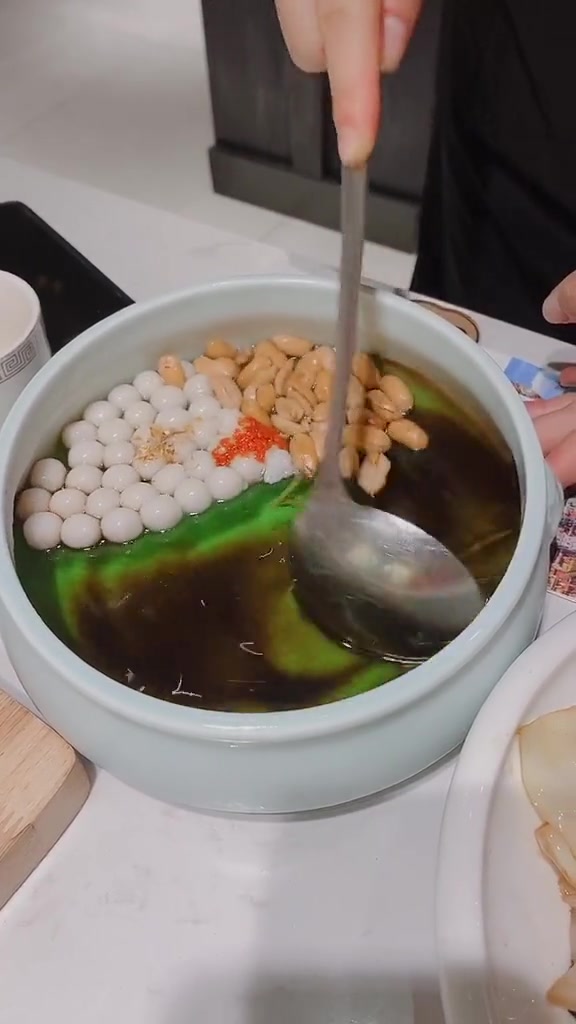五颜六色的汤圆冰粉