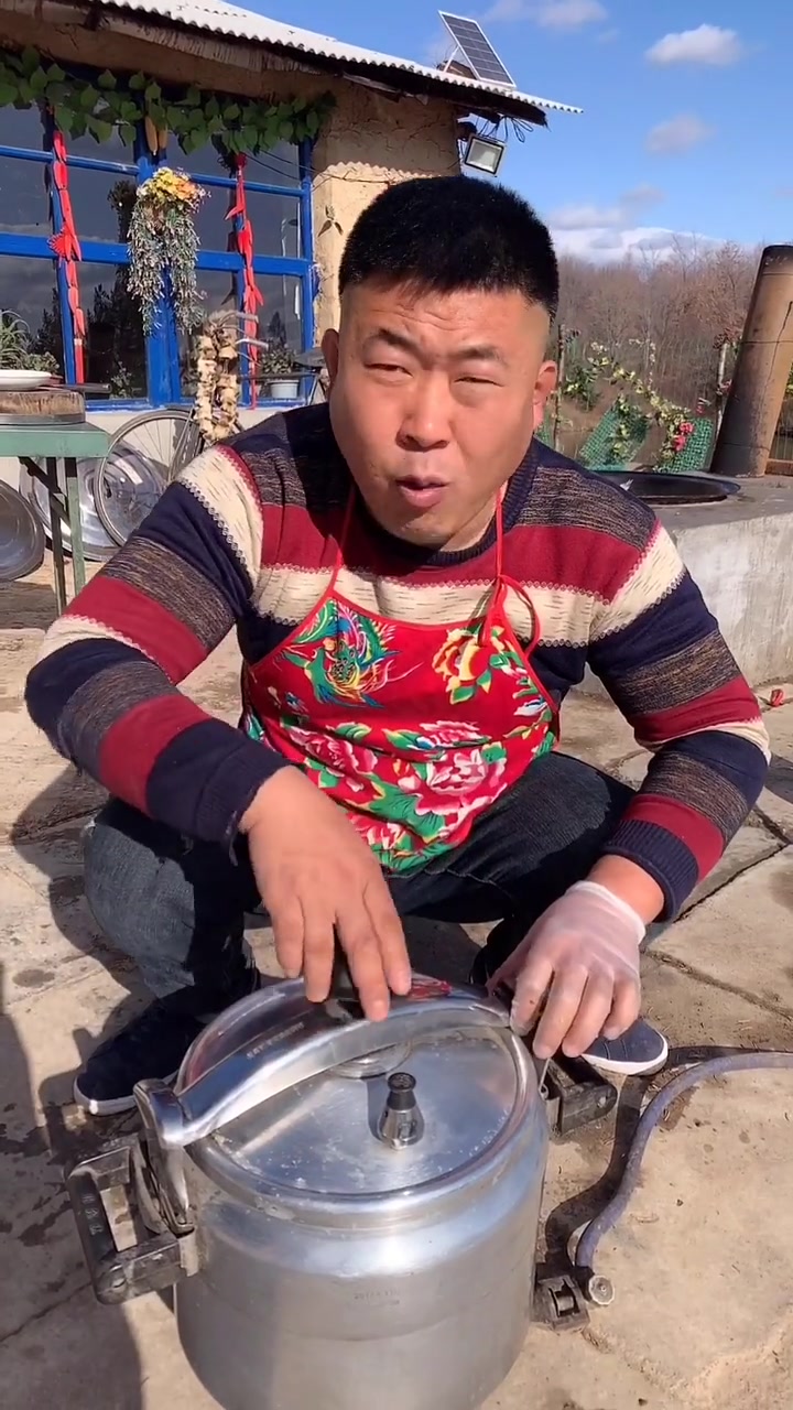 东北大哥做熏牛肉,掀开锅盖的那一刻,口水都给馋出来了