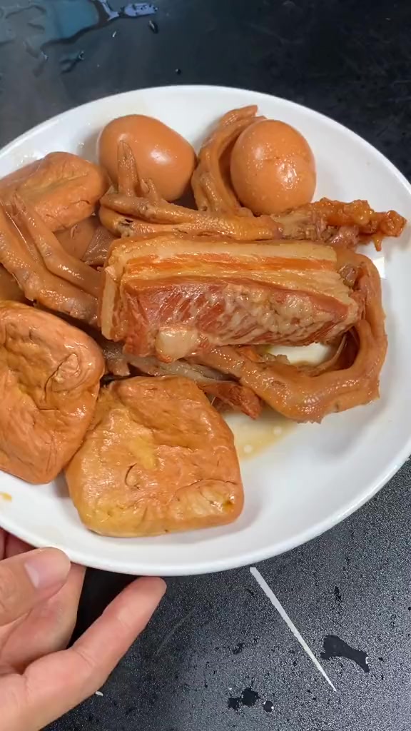正在讲解,讲解怎么做好吃的卤菜