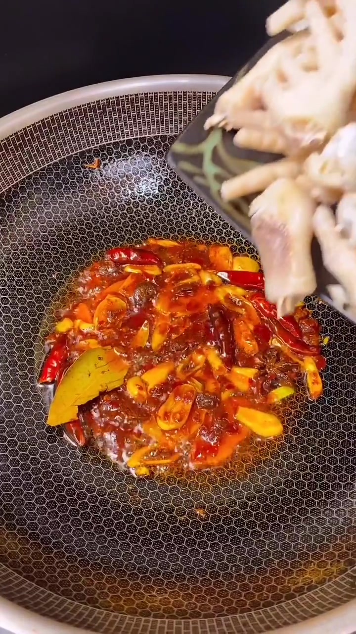 香辣鸡爪的详细做法教程来啦!