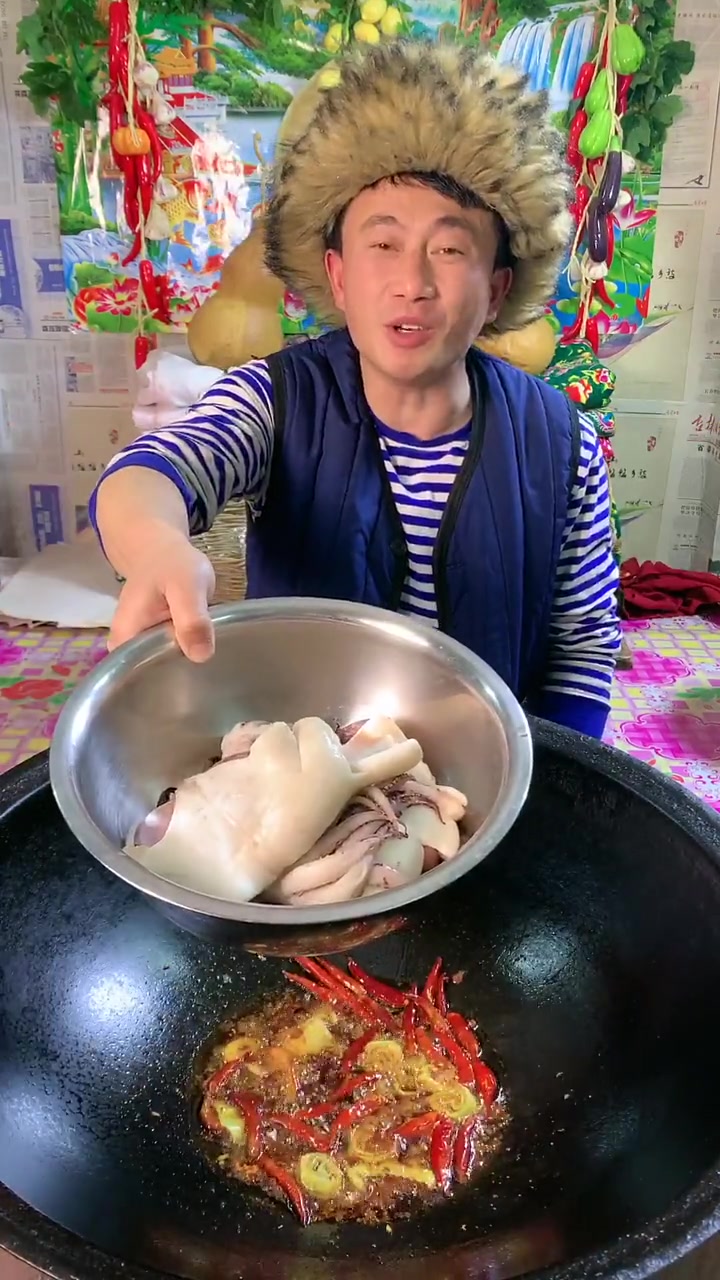 东北大哥做红烧鱿鱼,盖上锅盖的那一刻,我已经准备好筷子了
