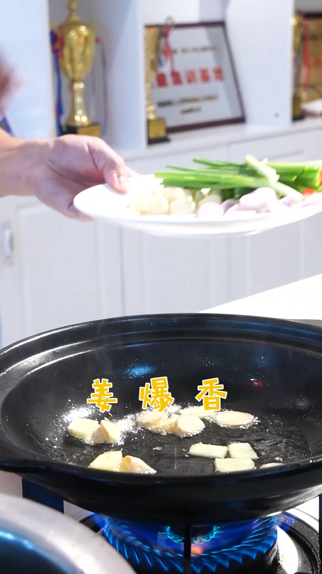 砂锅鱼头煲——让你流口水的简单做法,学他!