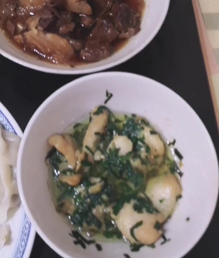 98岁老人爱吃饺子。黑猪肉黑木耳虫草花香菇马齿苋韭菜黄做馅。鲜