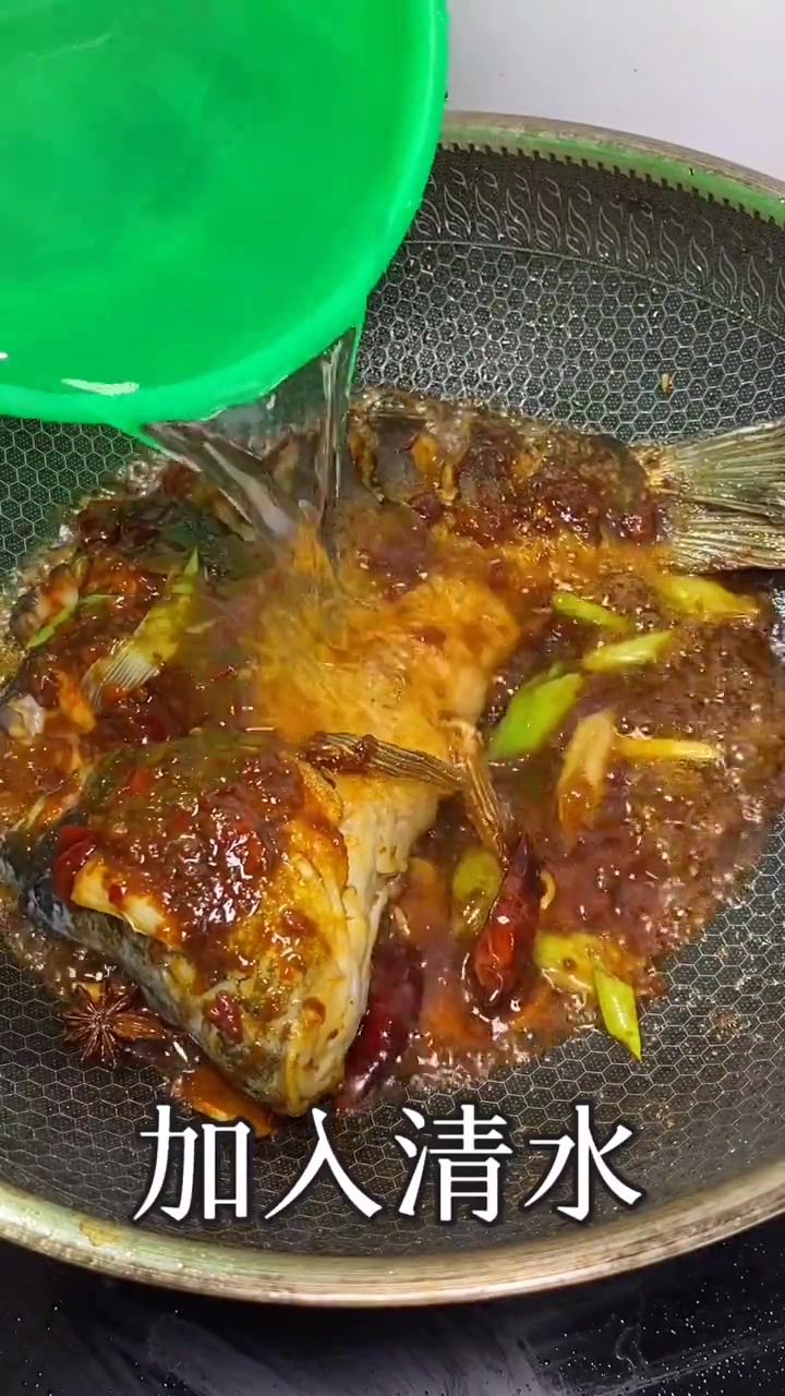 酱焖鲤鱼最好吃的做法,鱼肉鲜嫩,酱香浓郁,跟饭店一个味!