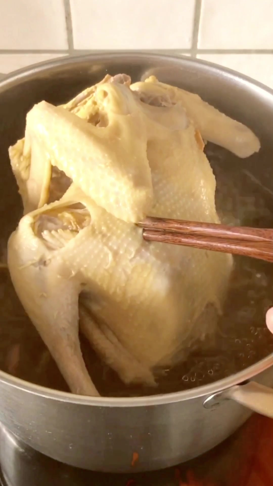 虫草菇怎么煮鸡汤?具体的做法在上一个视频去看看吧。#秋日限定菜单#@百度动态 @百度话题 