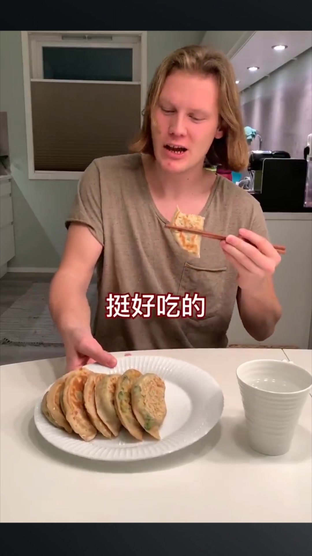 移动的中国菜谱,老爷子吃草吃得理所应当!手里的三明治都不香了