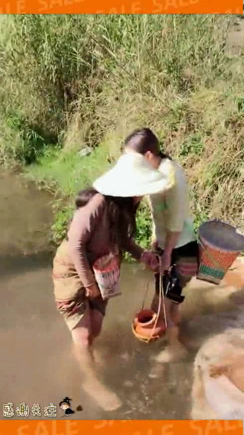 缅甸美女去水里抓鱼,她们穿的衣服好奇怪,身材真不错