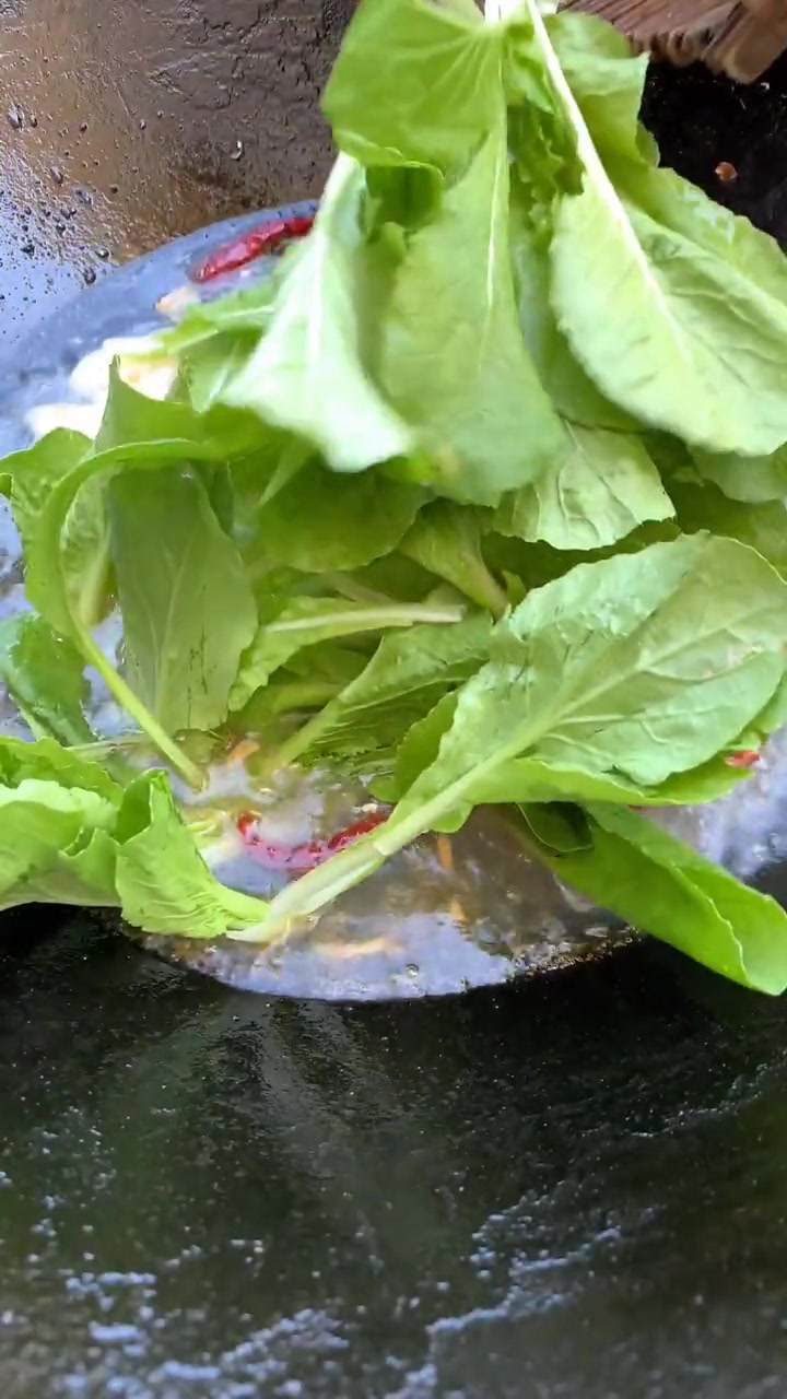 农村大妈煮菠菜萝卜汤,出锅的那一刻,我一个人能喝上三碗