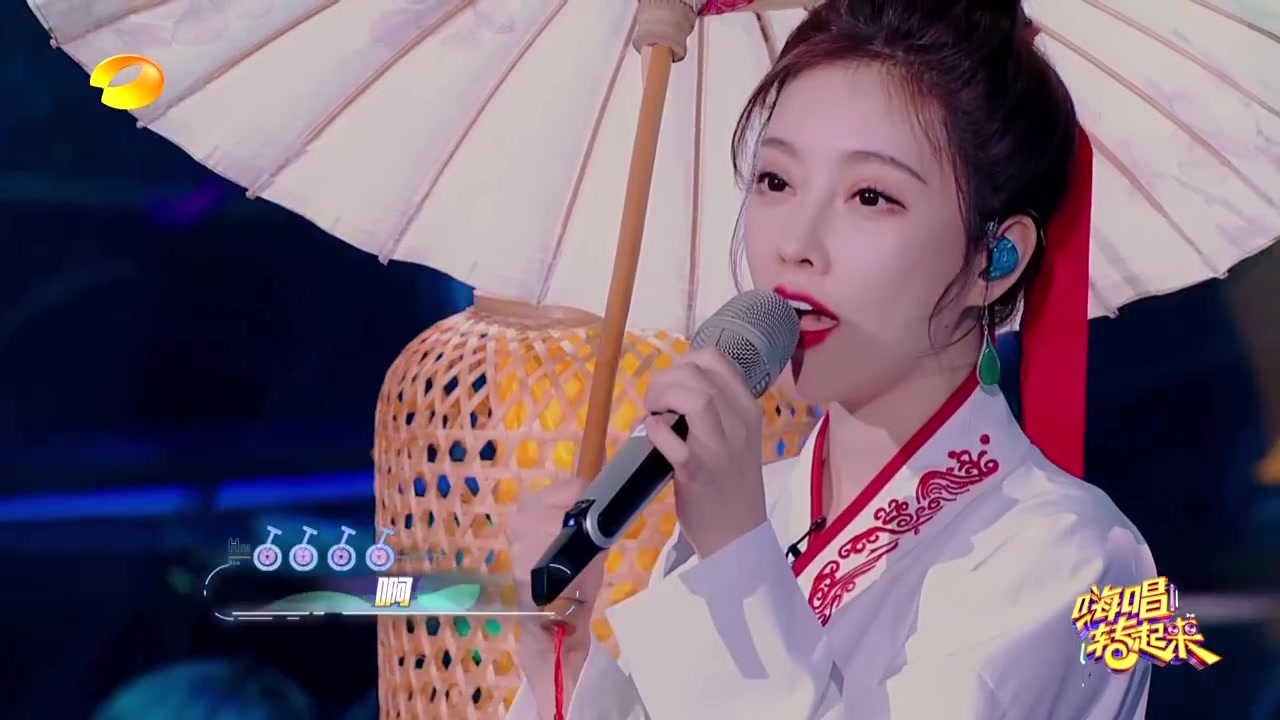 【#嗨唱转起来#微直播】冯提莫唱大鱼 有请人美歌甜的冯提莫小姐姐冯提莫 !小姐姐举着油纸伞