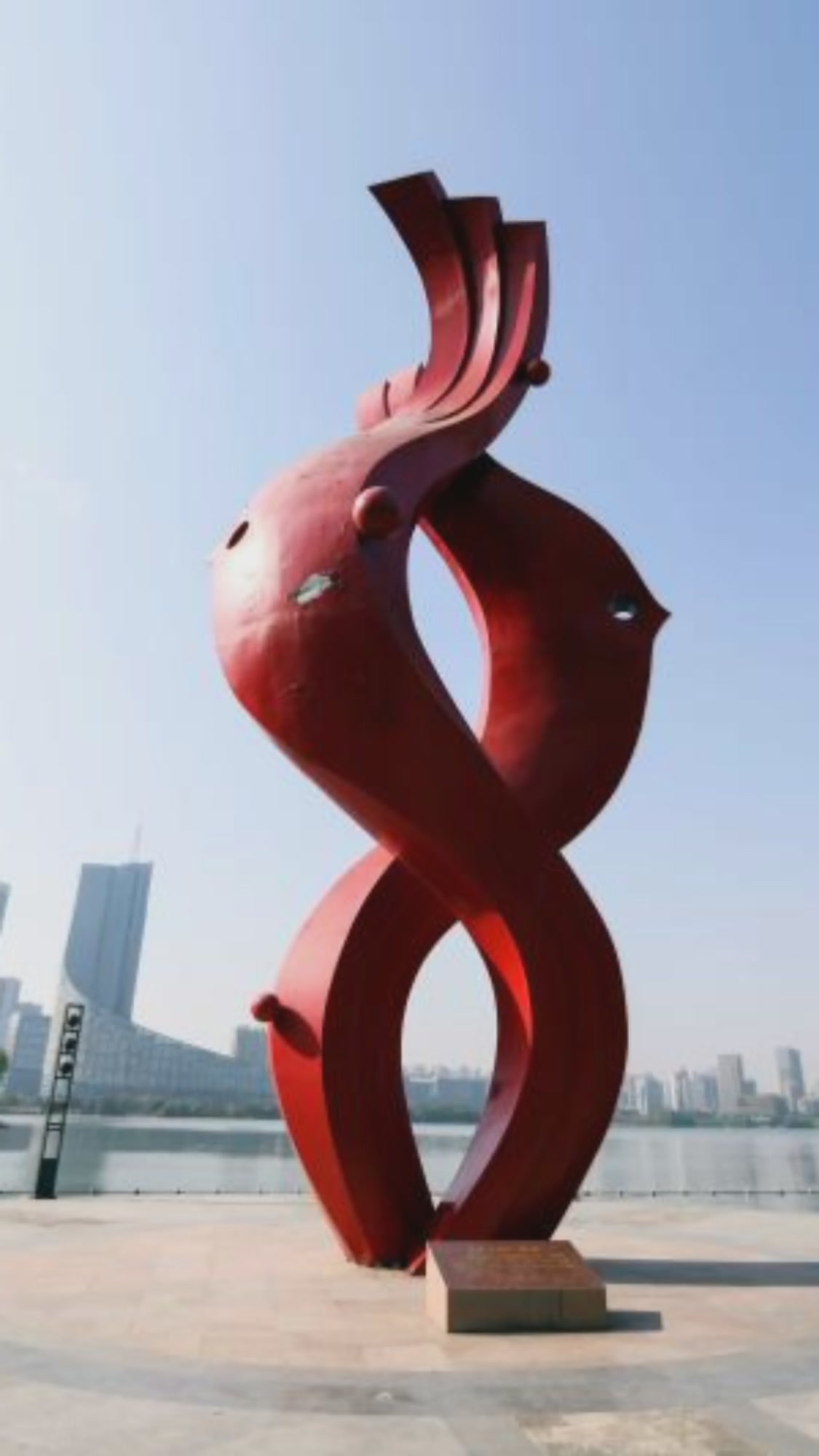 安徽合肥标志性建筑:天鹅湖鱼水情雕塑