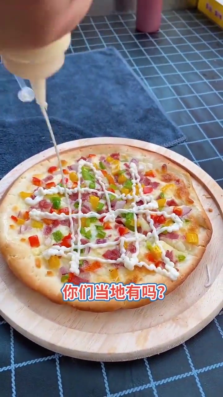 以前在店里才能吃到的披萨,现在街上就能买到了,还特别便宜好吃