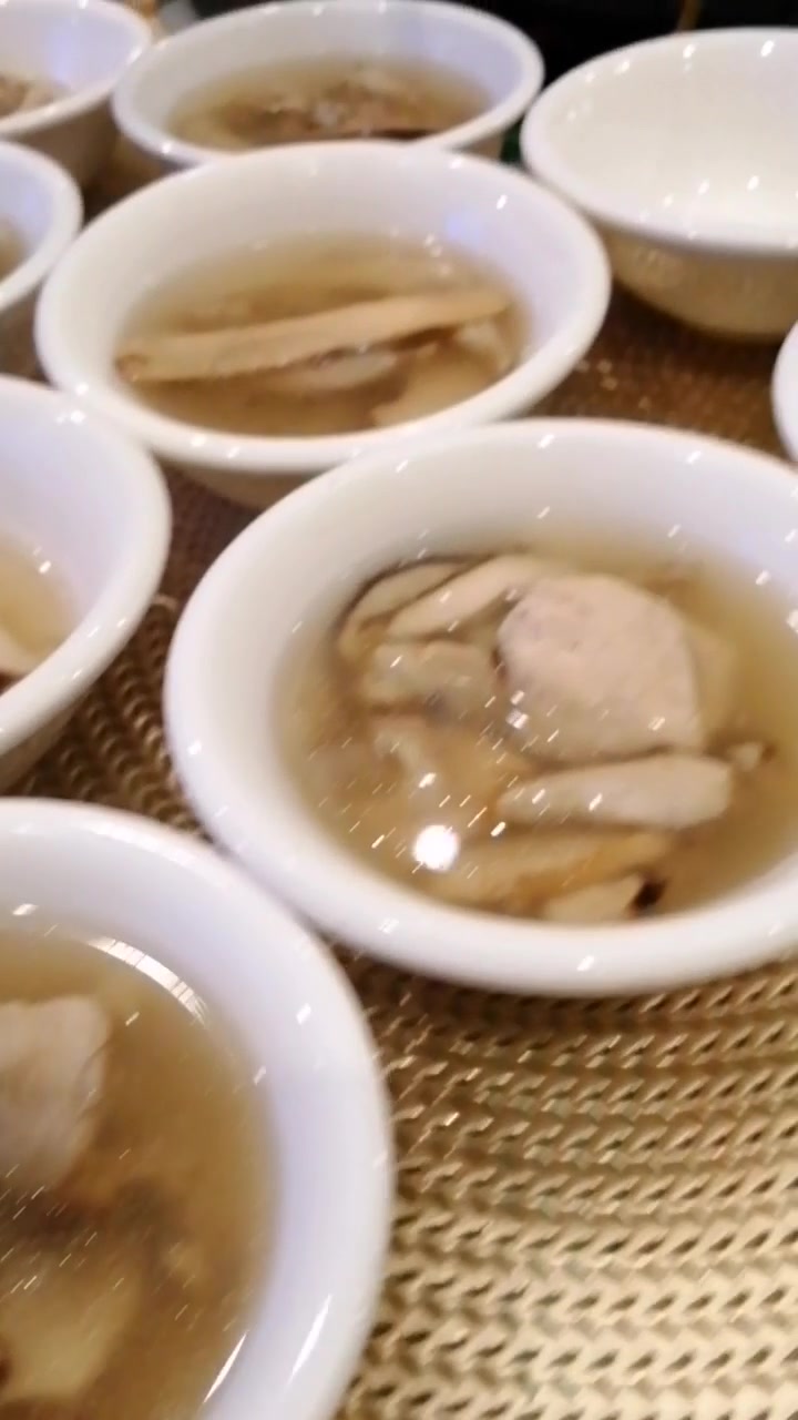 美女给大家分土鸡炖松茸汤啦!这汤特别鲜美,是不可多得的温补汤