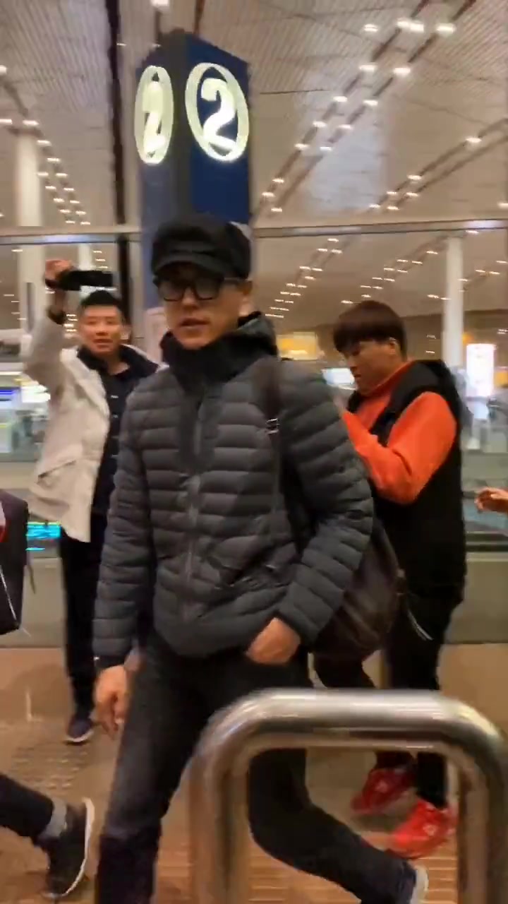 靳东深夜回京头,戴鸭舌帽好帅啊