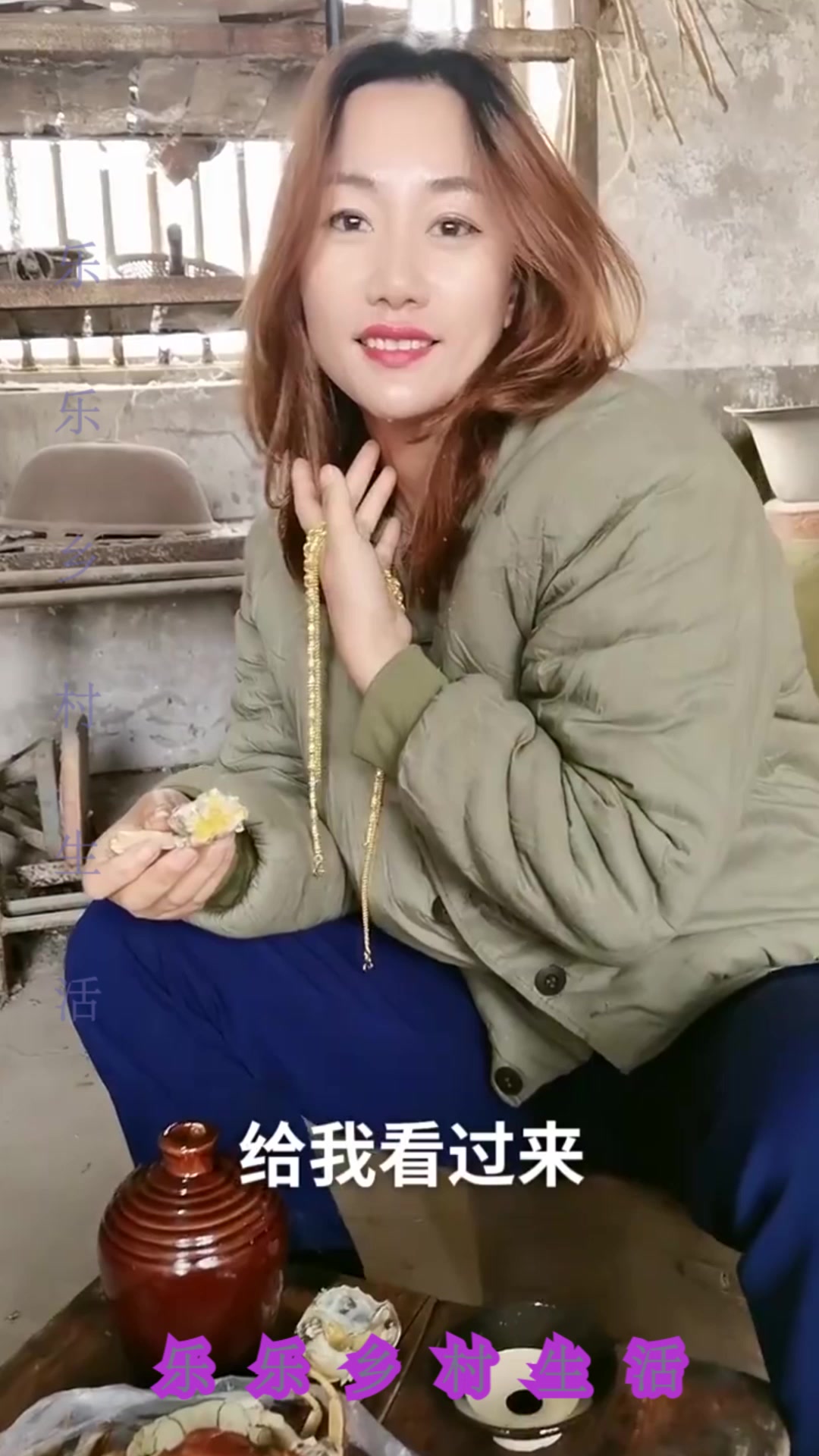 东北大姐的小日子真舒心,吃着螃蟹喝酒,是我羡慕的样子!