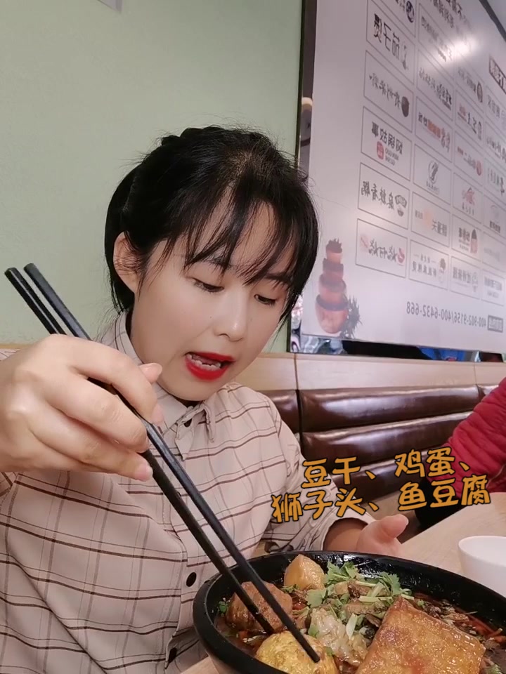 跟着苗苗一起去吃牛杂面,牛杂超多,面条入味,真好吃