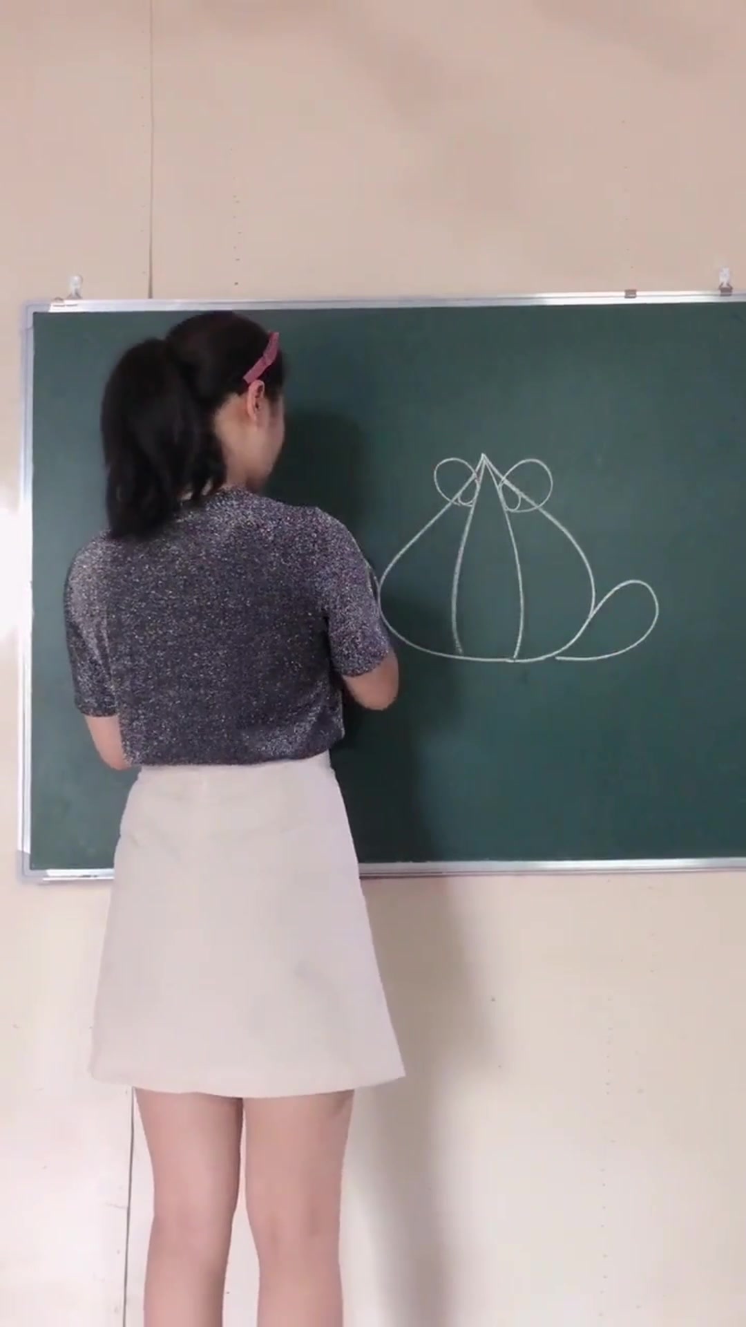 美女用包子画青蛙,这是什么神仙操作,学了9年美术第一次见