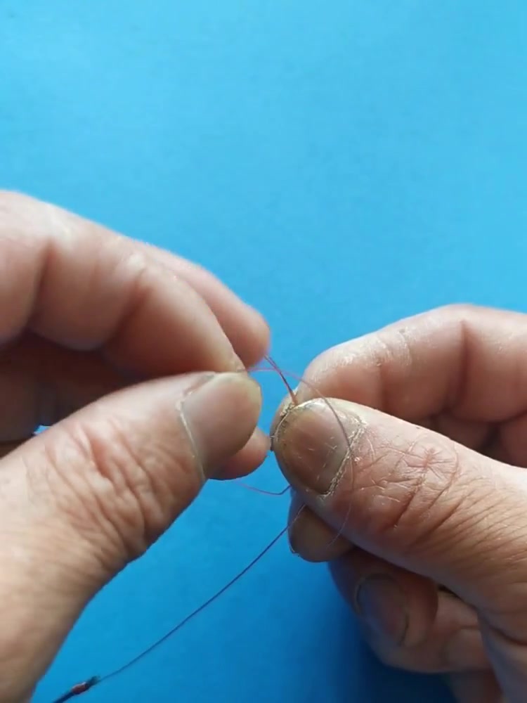 钓鱼技巧:子线自然分叉打结的方法