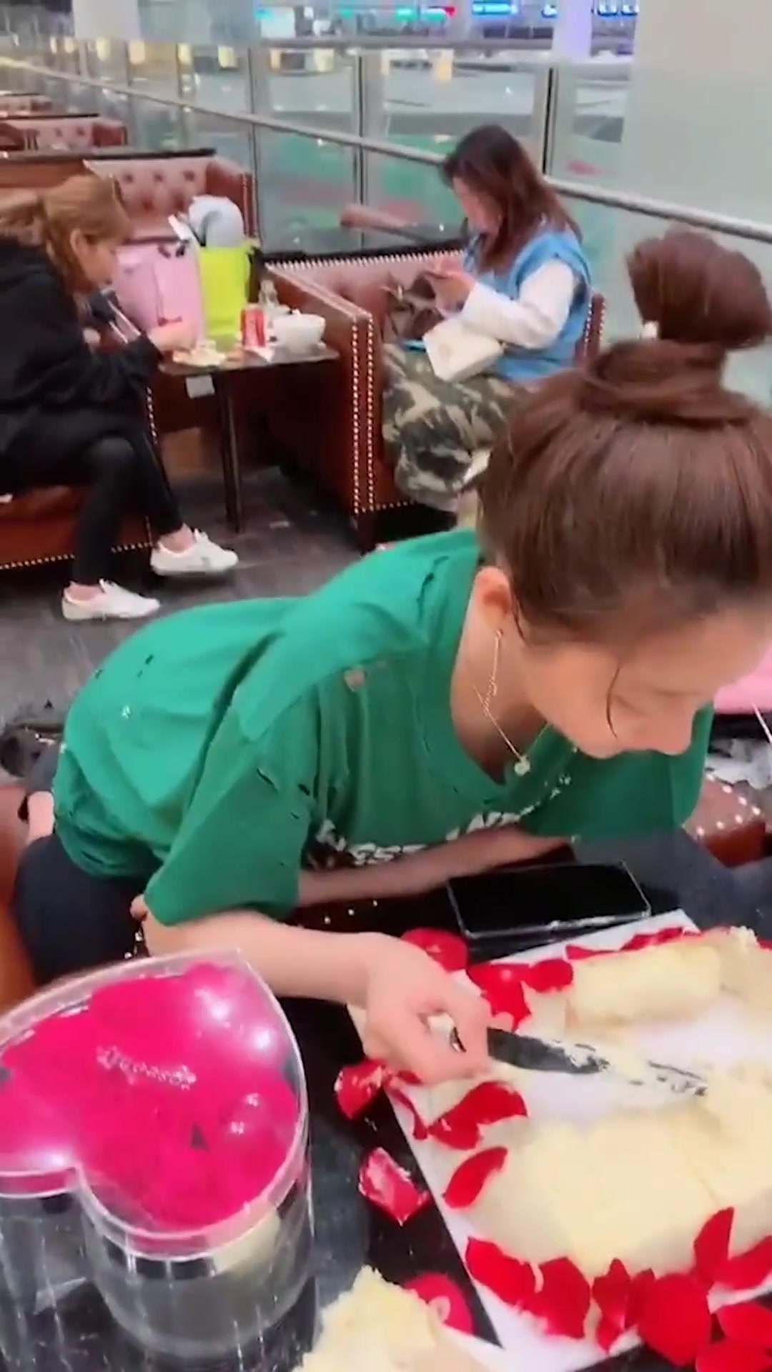 关晓彤吃生日蛋糕的样子好可爱,网友:终于知道她为什么这么瘦了