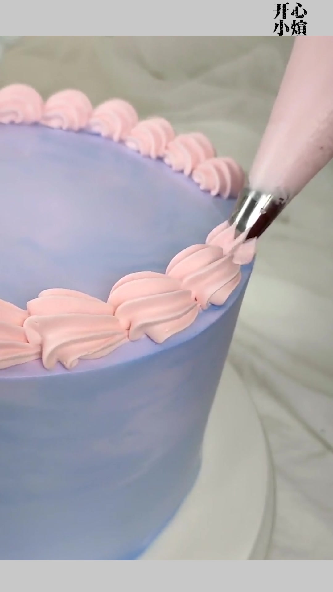 见识一下甜品师做的传统生日蛋糕,拿到手那一刻,真是爱不释手!